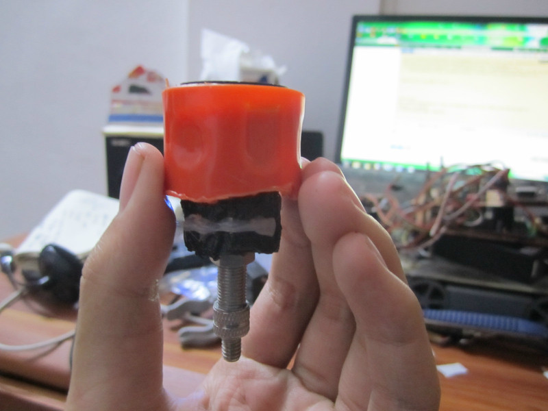 转自一个高中生的作品: 这个原始想法来自于前几天上物理课时,老师放过一个火箭,后来我也想自己做一个。 随后查了很多资料和视频,昨天和今天这两天终于实现这个想法了哈哈! 2012年12月30日 我在做这个火箭,腾弟弟在隔壁看到后,连忙过来参加制作。 由于没有完整的设计图,我们也是自己拿起材料就做的。 开始我们是用软木塞,把它削到和可乐瓶瓶口差不多大。然后中间钻一个孔,把自行车的气门芯放进去。 但是我们试验了好几次,总是飞不高,还左右乱飞,弄得笑话多了。仔细查看发现,我们的软木塞总是漏气。 后来我们又去外面