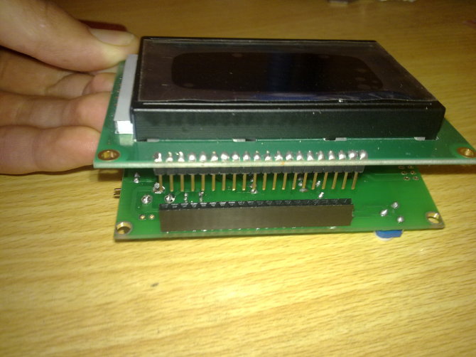 今天在这里介绍一款自己制作的电子时钟,我称之为时钟系统(CLOCK SYSTEM)。它具有日期、时间显示,带有温度检测功能。时钟芯片使用DS1302,温度传感使用DS18B20,显示屏幕使用LCD12864。都是常用的元件,程序使用模块化编程,大家可以对照程序直接使用。另外本系统具备节日和生日提醒功能,有朋友或者家人生日提前一天显示,让你能最早送上温馨的祝福,事不宜迟,我们马上开始制作。