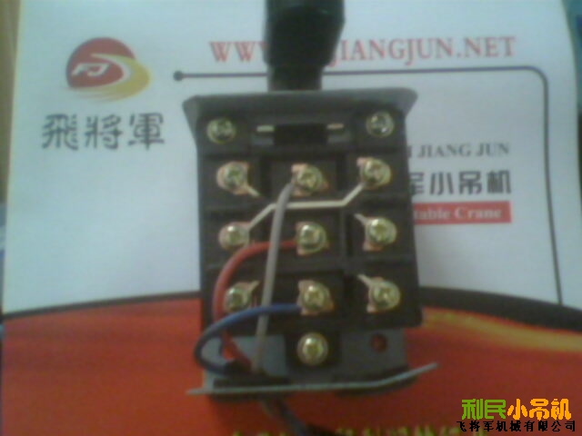 倒顺开关在日常生活中的应用非常广泛,在经常用作小吊机倒顺开关,220v单项电机倒顺开关和380v三项电动机倒顺开关,安装接线方法简单价格实惠,通常和异步电机一起配套使用。比较常见的有小吊机电动机倒顺开关、三轮电瓶车倒顺开关等。为应广大客户要求,将倒顺开关接线方法和倒顺开关接线图片公布供大家参考,如有不足之处请多指教。 倒顺开关常见类型按接点种类分有6个接点倒顺开关和9个接点倒顺开关: 上图中左为6个接点倒顺开关,右为9个接点倒顺开关,这两个倒顺开关原理相同接线方法的区别也不大。 这里就对电动机接倒顺开关