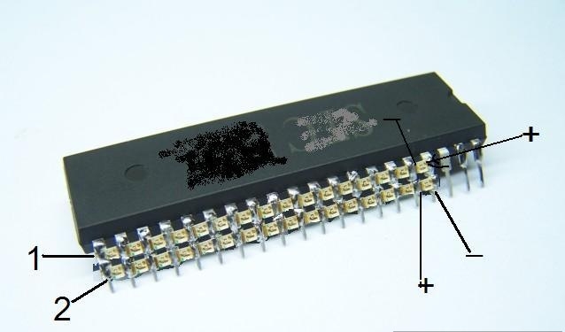 电池部分 ,还弄了个自锁开关,电源 是 3.7V 的锂电池,从小的MP3上拆下的 。 拍摄视频: 使用的 P1 和 P3 口,有个复位的 引脚 去掉,没有复位部分没什么 问题,单片机 能正常工作,把P3口 的引脚 朝 P1 口那边扭弯点。有两排贴片(0805封装)的LED 灯 1和2,1那一排 LED 左为负极,右为正极。2那一排 LED 右为负极,左为正极。 这样 就行了,但是 亮度较低,最好 分别加个 470~1K 的上拉电阻,那样 就比较亮,但单片机 可能 会有点 微热,不过 没事 的 ,没那么容